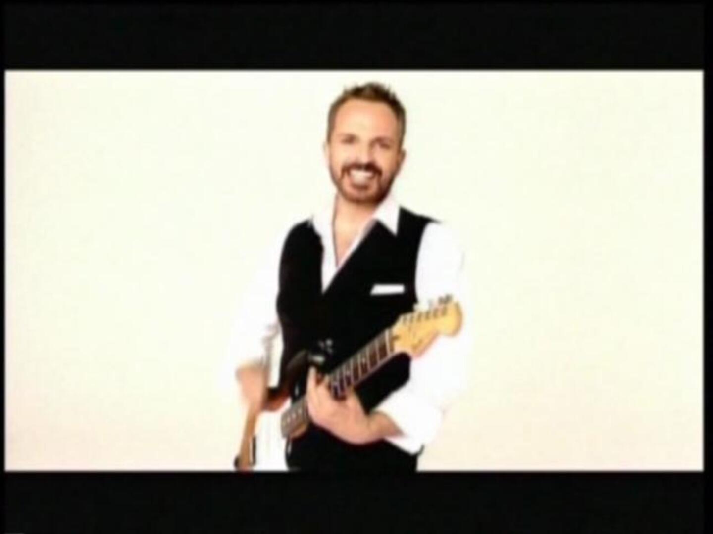 Miguel Bosé anuncia en Twitter que ha sido padre de gemelos