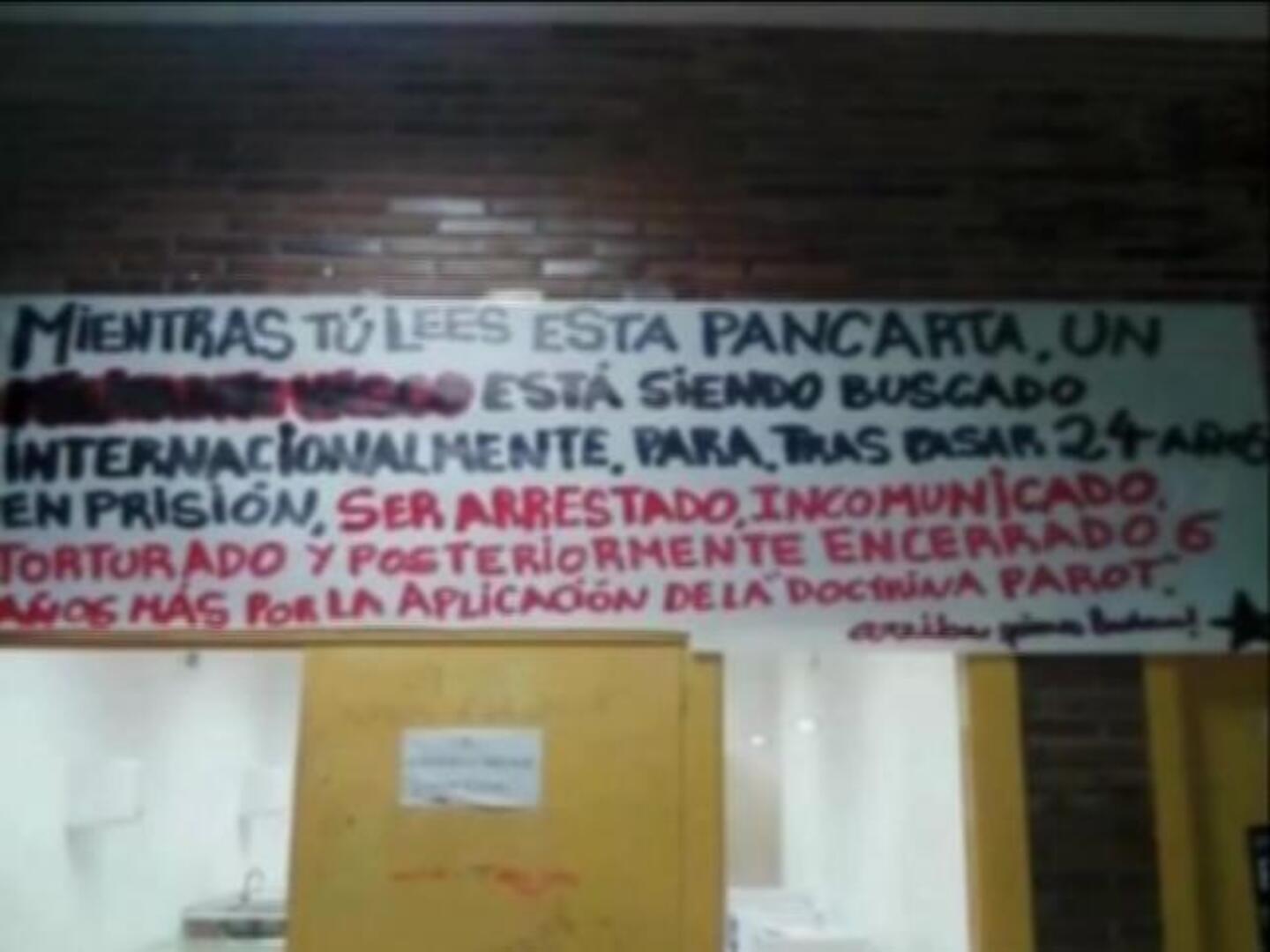 Estudiantes de Políticas en la Complutense cuelgan una pancarta en apoyo a Troitiño