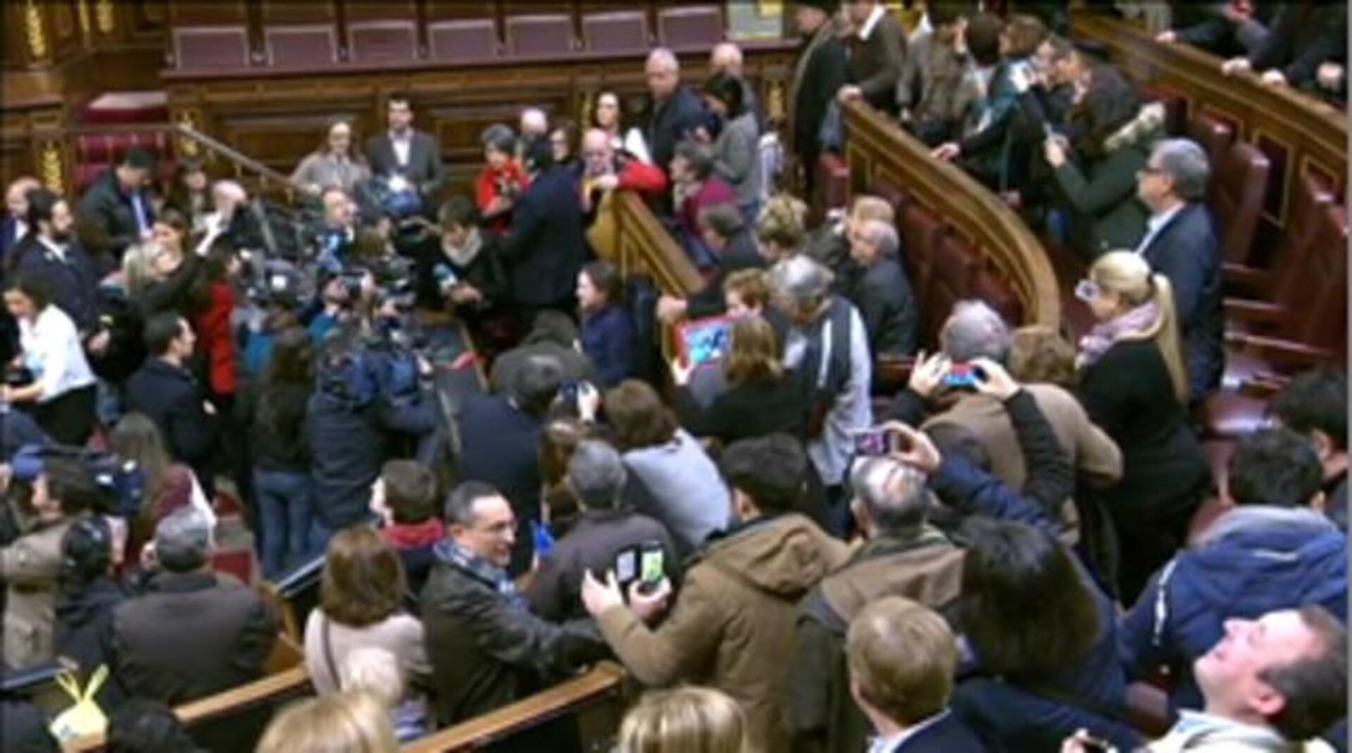 Pablo Iglesias ocupa el escaño de Mariano Rajoy