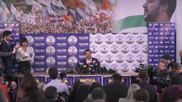 El presidente de Italia, Sergio Mattarella, da la mano al primer ministro designado Giuseppe Conte durante la ceremonia jurada en el palacio Quirinal en Roma