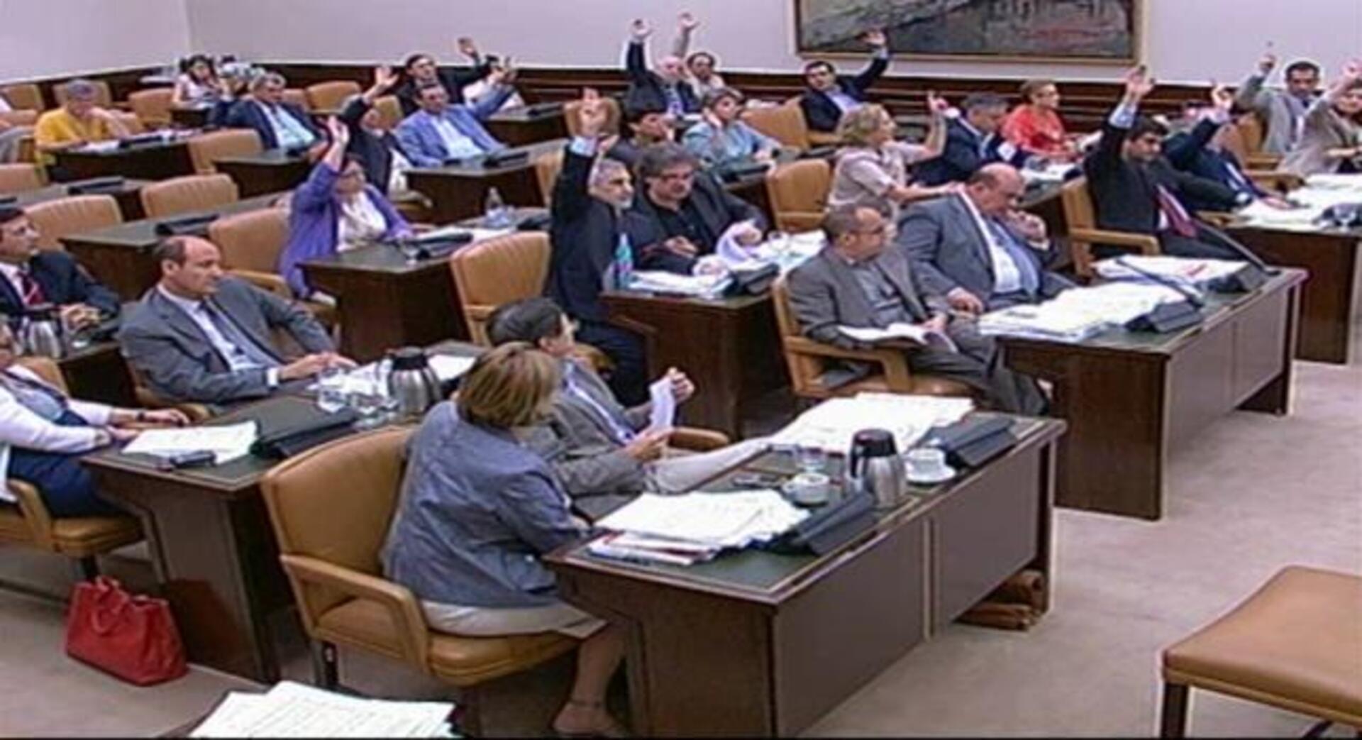 El PSOE aprueba en solitario la reforma laboral que permite despedir si se prevén pérdidas