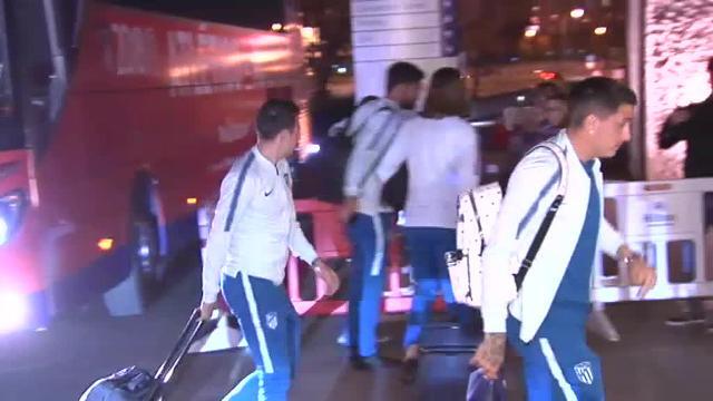 La afición del Atlético alienta a los jugadores en el hotel de concentración