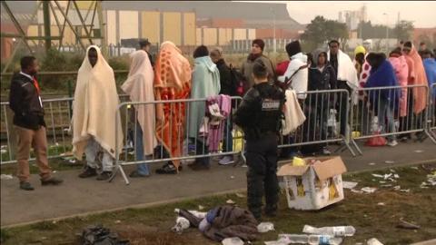 Vídeo: Arde la «Jungla» de Calais