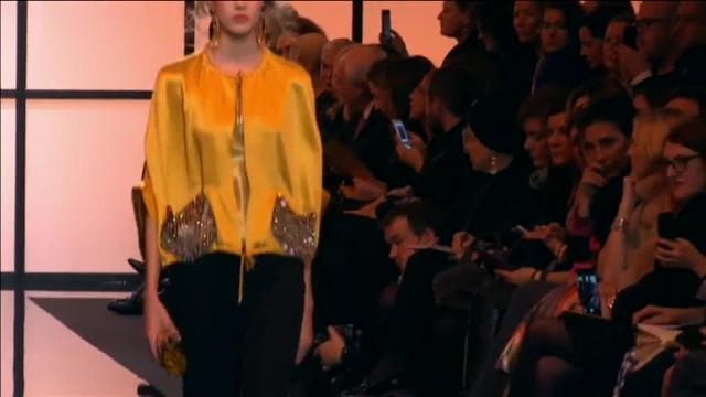 Vídeo: Elegancia y glamour en el desfile de Armani
