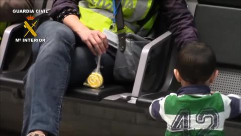 La acusada, custodiada en el aeropuerto cuando fue detenida