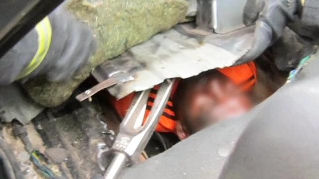 Descubren un menor escondido en el hueco del depósito de gasolina