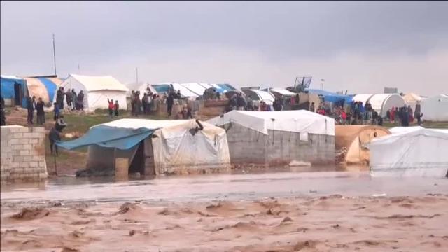 Las fuertes lluvias inundan un campo de refugiados en Siria