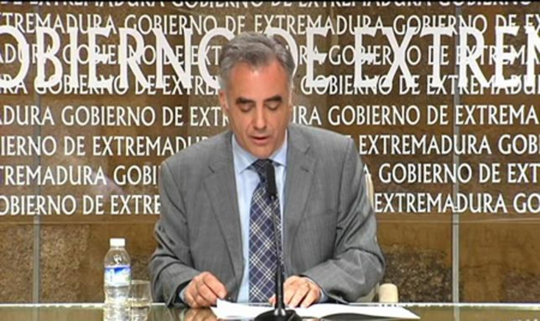 Dimite el consejero de Salud de Extremadura por pasar consulta privada en Portugal