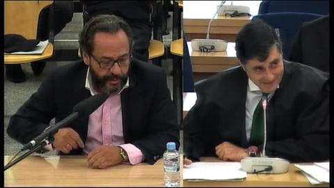 Álvaro Pérez, «el Bigotes», vestido con un polo blanco y acompañado de su abogado