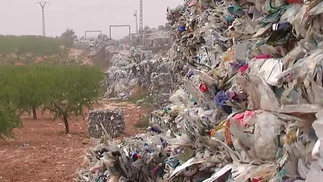 La Administración se hará cargo de la limpieza del vertedero ilegal de Utiel si la empresa no lo hace