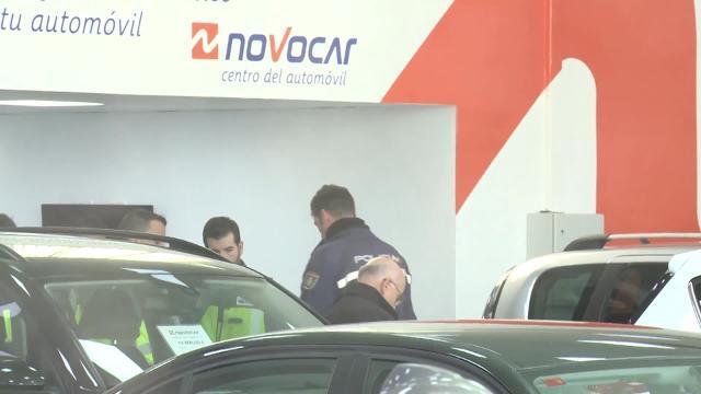 Imagen del detenido durante el registro en el concesionario