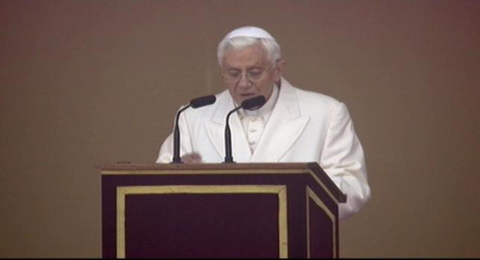 El Papa se declara «peregrino» a su llegada a Santiago