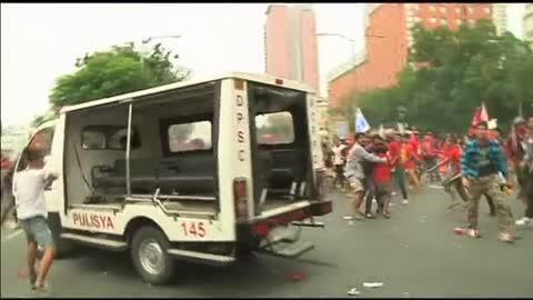 El furgón policial en el momento del atropello a los manifestantes en Manila