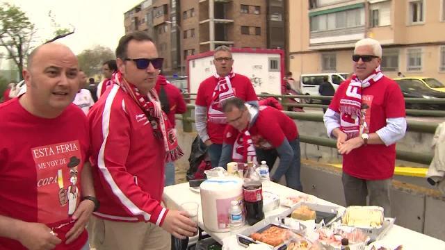 Hinchas de Sevilla y Barça calientan motores en las &#039;Fan Zone&#039;