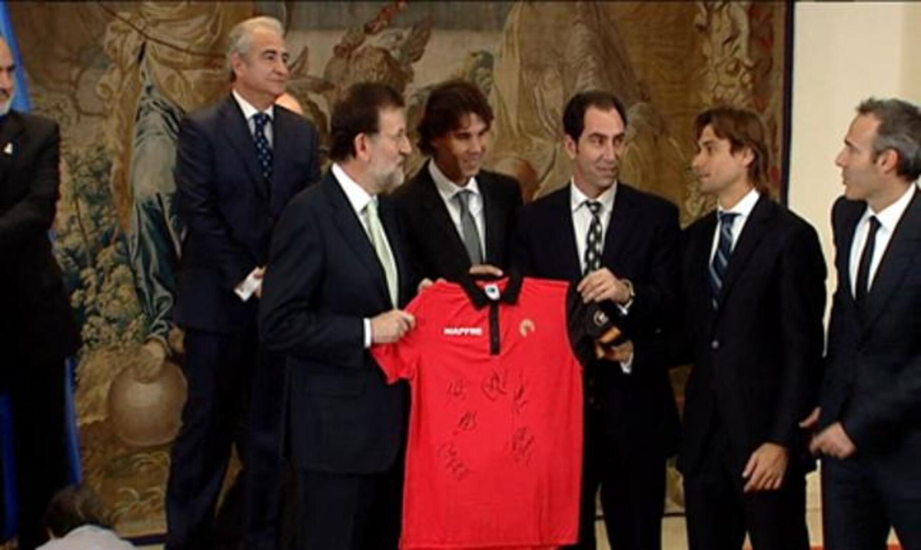 Nadal y Ferrer entregan una réplica de la Copa Davis a los Reyes