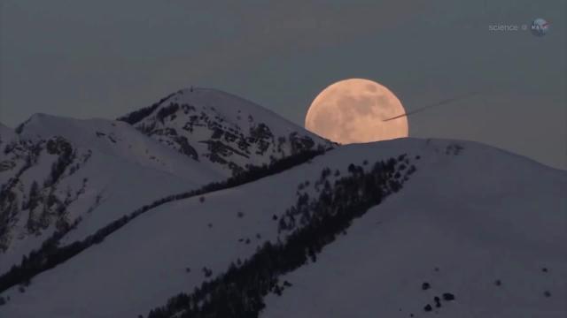 La Luna, coloreada de naranja durante un eclipse