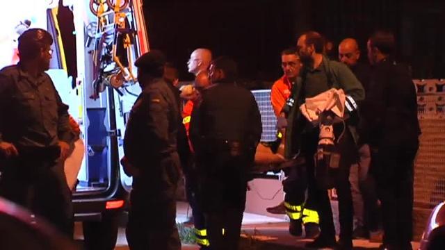 Efectivos de emergencias atienden a un hombre que resultó herido en la noche del sábado tras dispararse en un hombro