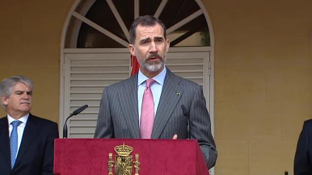 El rey Felipe VI saluda durante el encuentro que ha mantenido con la colectividad española, en la residencia del Embajador español en Arabia Saudí