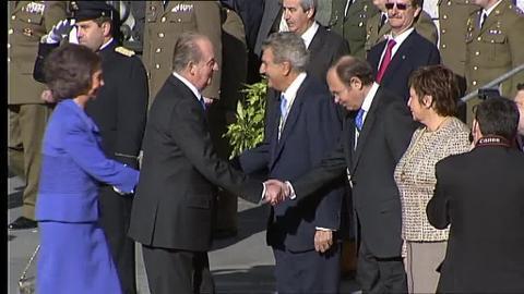 Los Reyes con sus hijas, la Princesa de Asturias y la Infanta Sofía, enm la ceremonia de proclamación de Don Felipe en junio de 2014