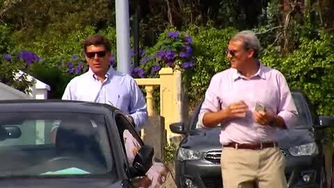 Voluntarios y agentes de la Guardia Civil en un monte cercano a A Pobra