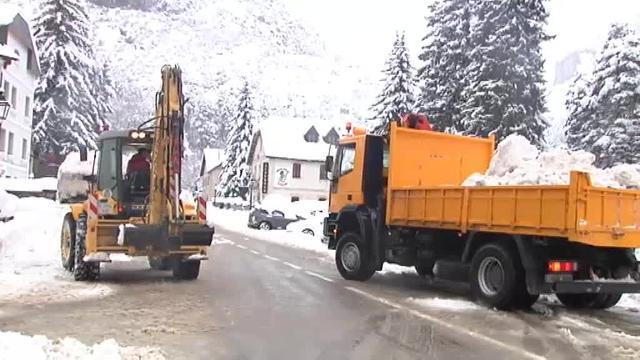 Más de un metro de nieve en las calles de Canfranc después de nueve días nevando