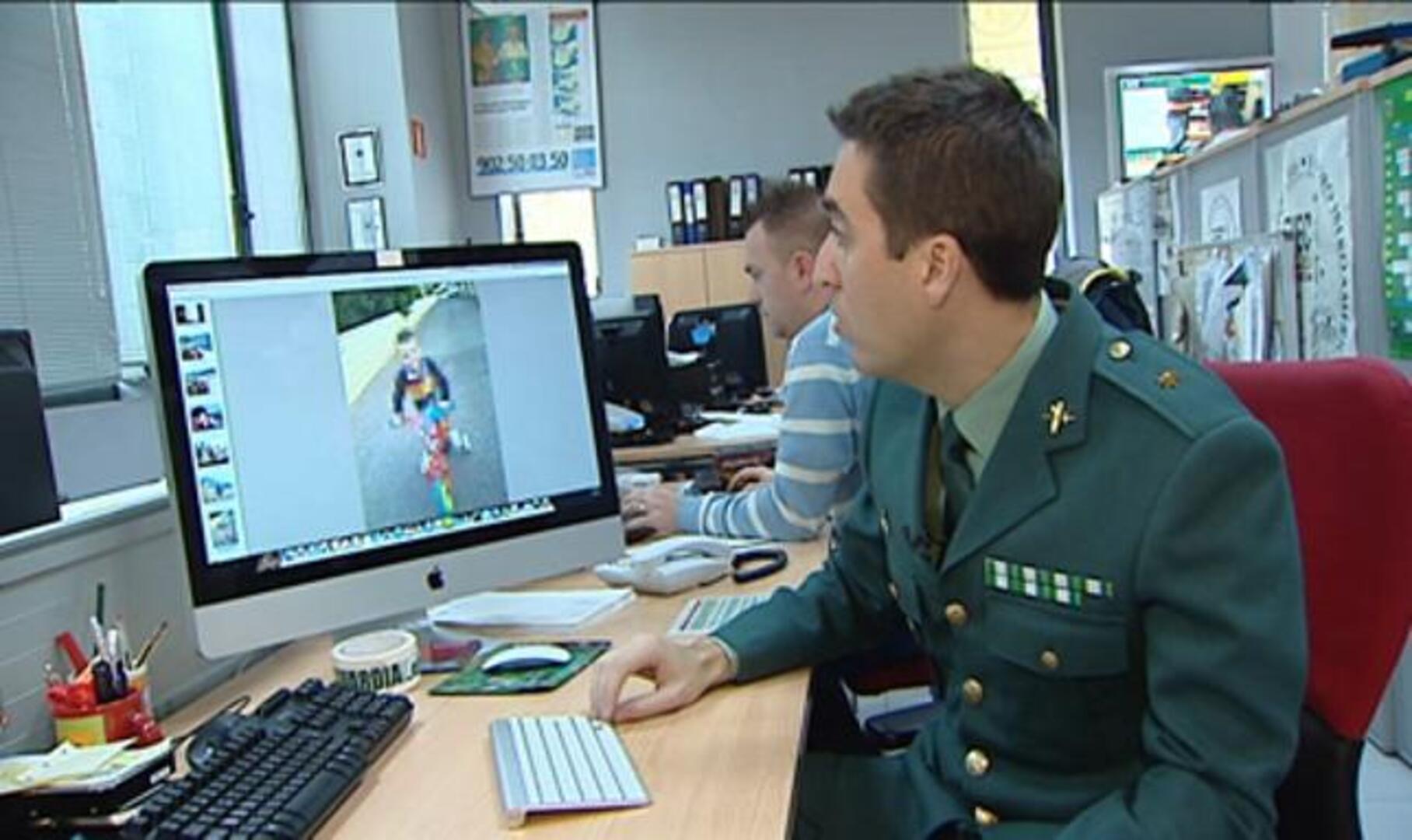 Un adolescente abusaba de los niños que cuidaba su madre y difundía las fotos por internet