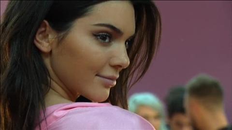 Vídeo: Los ángeles de Victoria's Secrets despliegan sus alas para volar en París