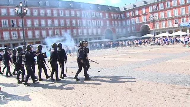 Cánticos por Gibraltar y humillación a mendigos: el paso de los hinchas del Leicester por Madrid