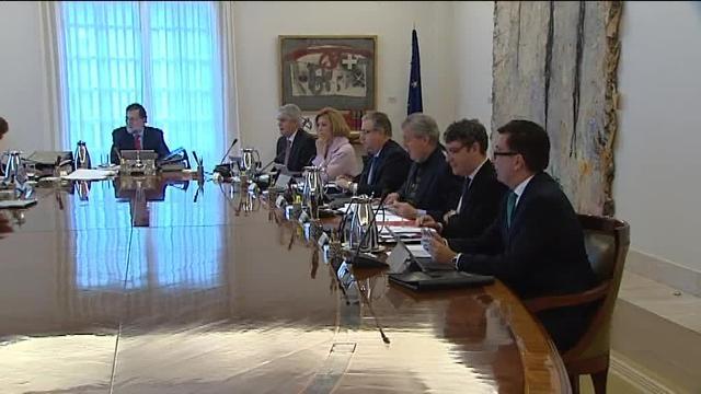 Rajoy posa con sus ministros en Moncloa