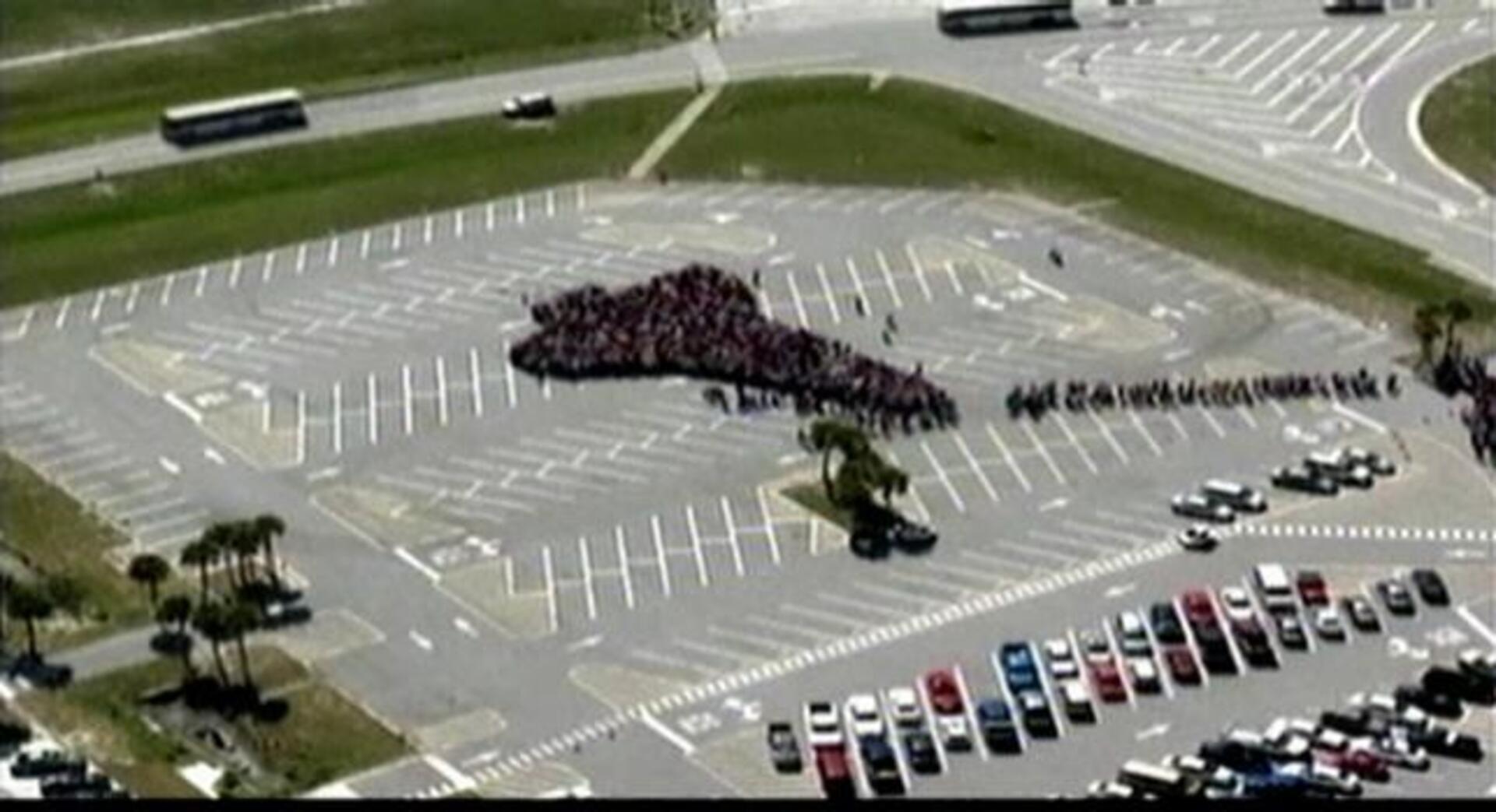 Empleados de la NASA forman un transbordador espacial «humano»