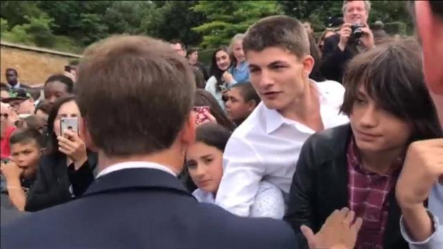 Macron abronca a un adolescente por llamarle &#039;Manu&#039;