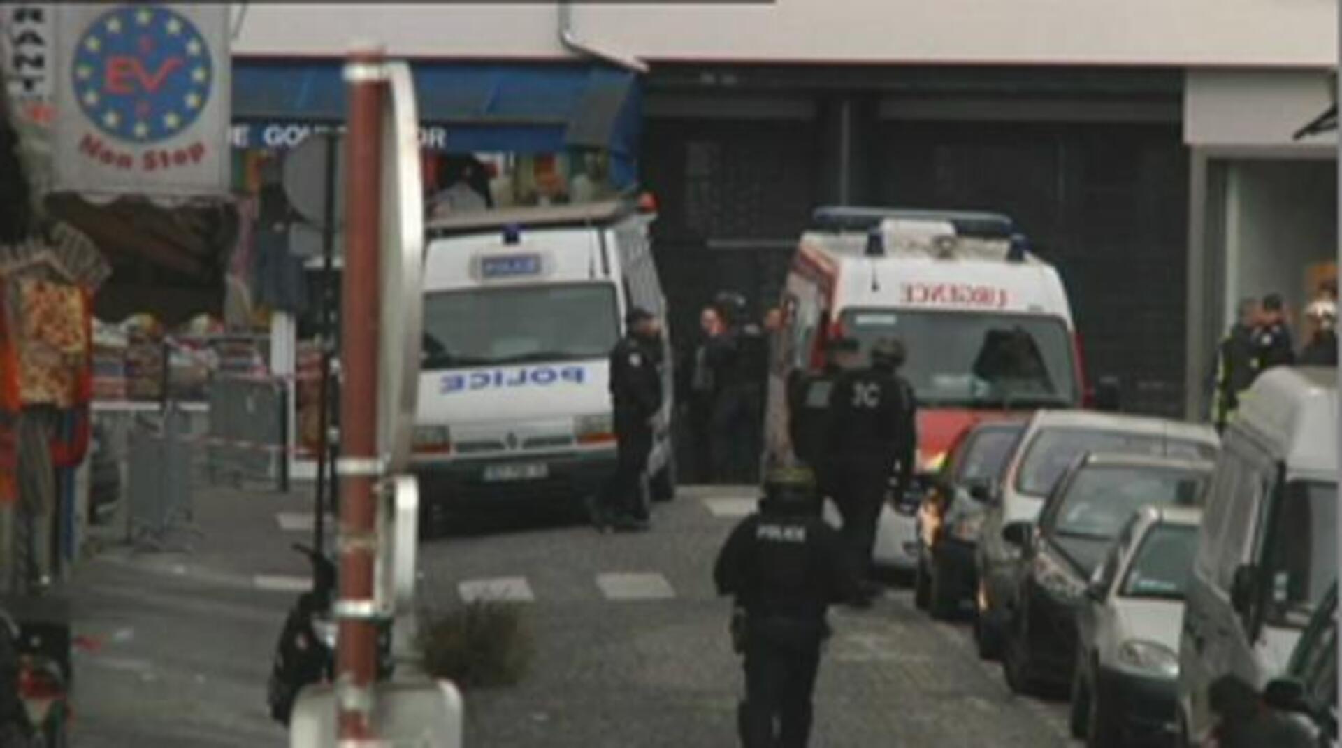 Un Policía y un robot, entorno al cuerpo del hombre que amenazó con un cuchillo