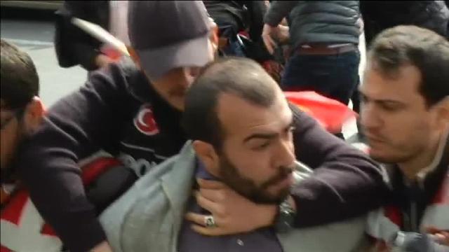 Manifestantes corren a causa de una carga policial durante la celebración del Día Internacional de los Trabajadores en Estambul