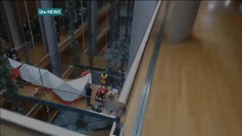 Vídeo: Así fue el incidente con Steven Woolfe, tirado en el suelo del Parlamento Europeo ayer