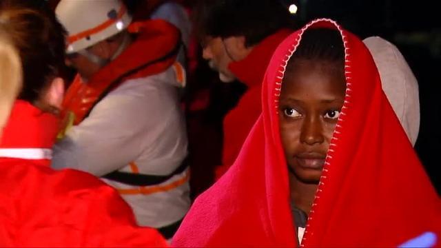 Salvamento Marítimo rescata en aguas del Estrecho una patera con un bebé a bordo