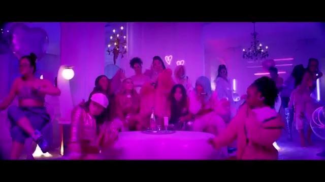 Ariana Grande se lo pasa de lujo en su nuevo videoclip: 7 Rings
