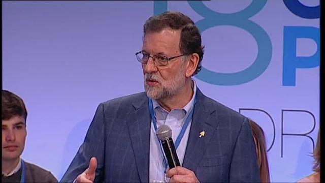 El presidente del Gobierno y líder del PP, Mariano Rajoy, se dirige a los miembres de las Nuevas Generaciones (NNGG) ,durante la segunda jornada del XVIII Congreso nacional del partido que se celebra este fin de semana en la Caja Mágica