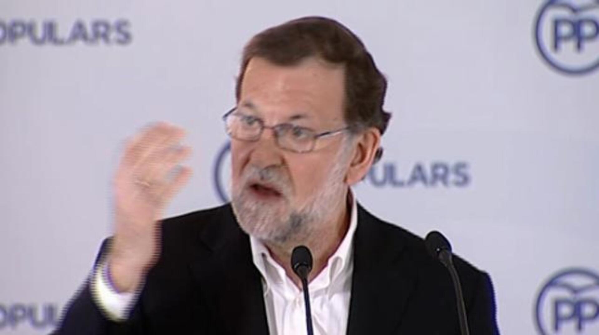 El presidente del Gobierno en funciones y líder del PP, Mariano Rajoy, junto a Xavier García Albiol (d) y Alicia Sánchez-Camacho (i),
