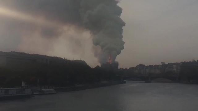 El fuego devora la Catedral de Notre Dame de París