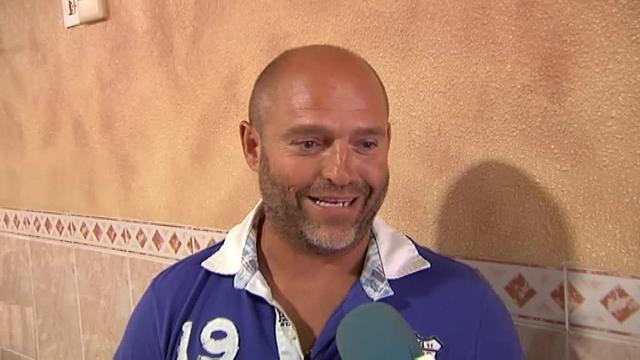 Los vecinos y turistas de Gandía, preocupados por el avance del fuego