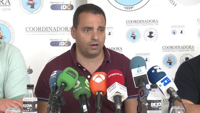 El director gerente de la patronal Anesco, Pedro García Navarro (c), y el asesor jurídico José Luis Cebrián (i), durante la reunión que han mantenido hoy en Madrid los representantes de los sindicatos de estibadores y la patronal