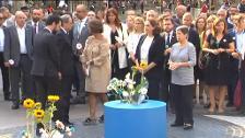 Representantes del Govern protagonizan una ofrenda floral en recuerdo de las víctimas del 17-A