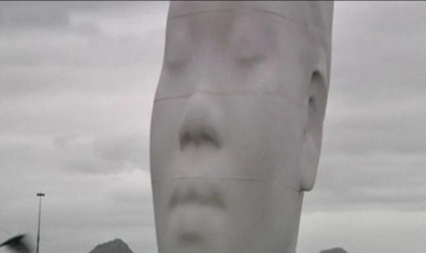 Jaume Plensa instala una enorme cabeza en la Bahía de Brasil