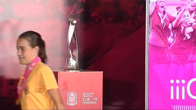 Rubiales homenajea a la selección femenina Sub-19