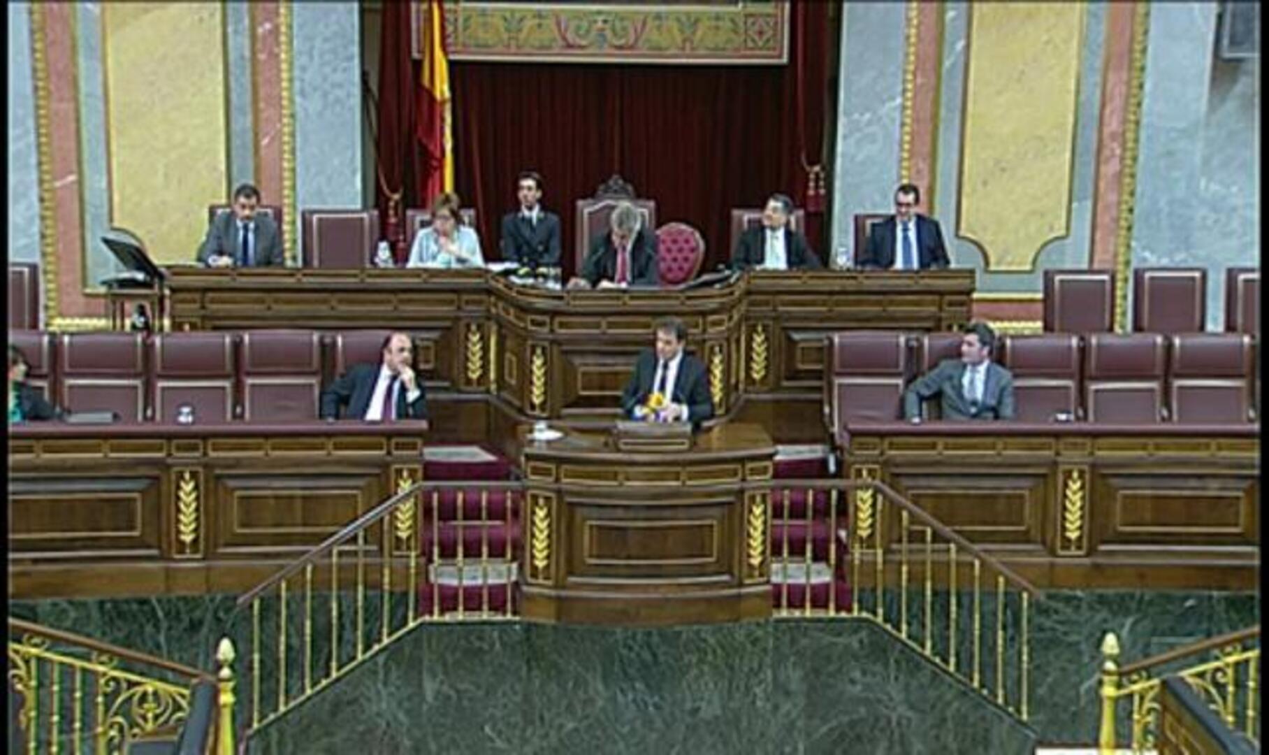 Un diputado de ERC saca la bandera estelada en la tribuna del Congreso