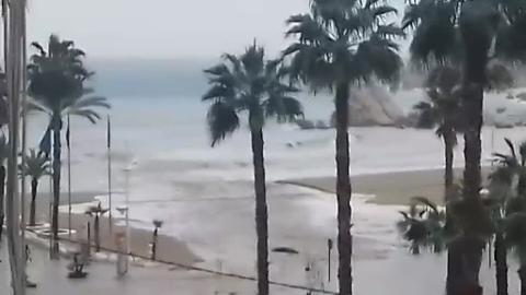 Imagen del anciano minutos antes de ser arrastrado por el temporal