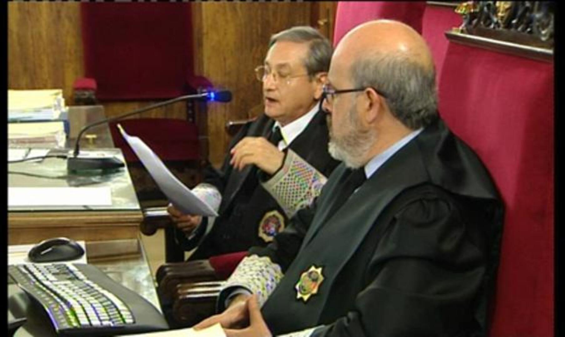 El juez entrega al jurado que juzga a Camps el objeto de veredicto