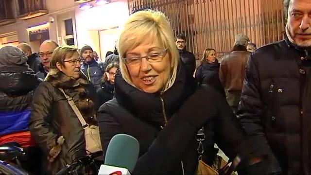 Assistentes a la cabalgata de Vic, con los farolillos de la ANC