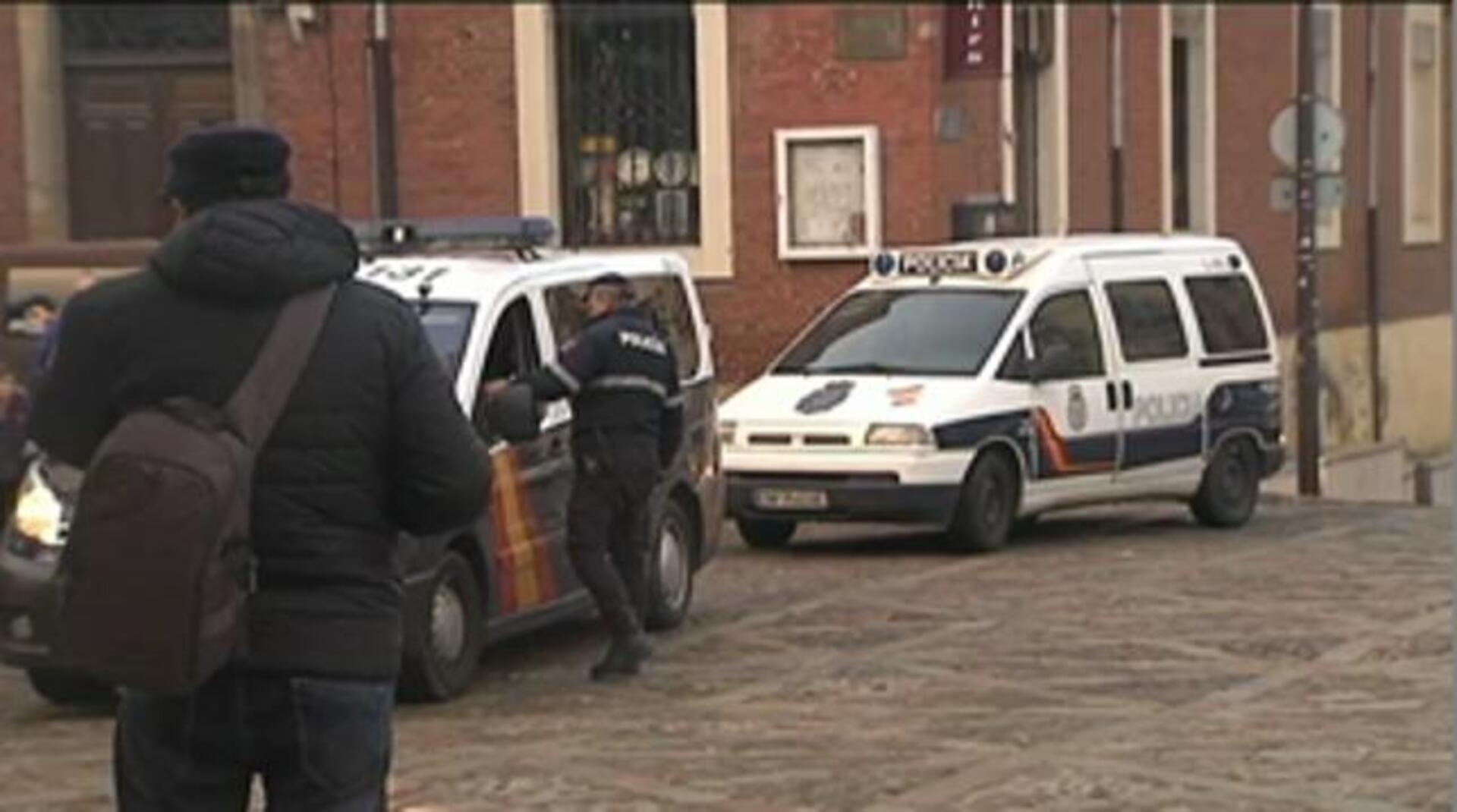 El abogado de Montserrat y Triana, José Ramón García (D) y el procurador, Miguel Ángel Díez Cano (I), asisten a la constitución del jurado del juicio