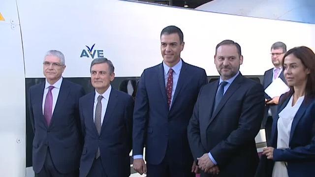 Pero Sánchez viaja en el AVE inaugural del trayecto Madrid - Granada